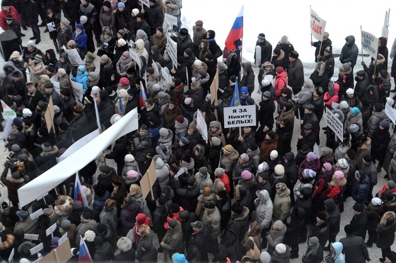 В Орске работники предприятий вышли на митинг